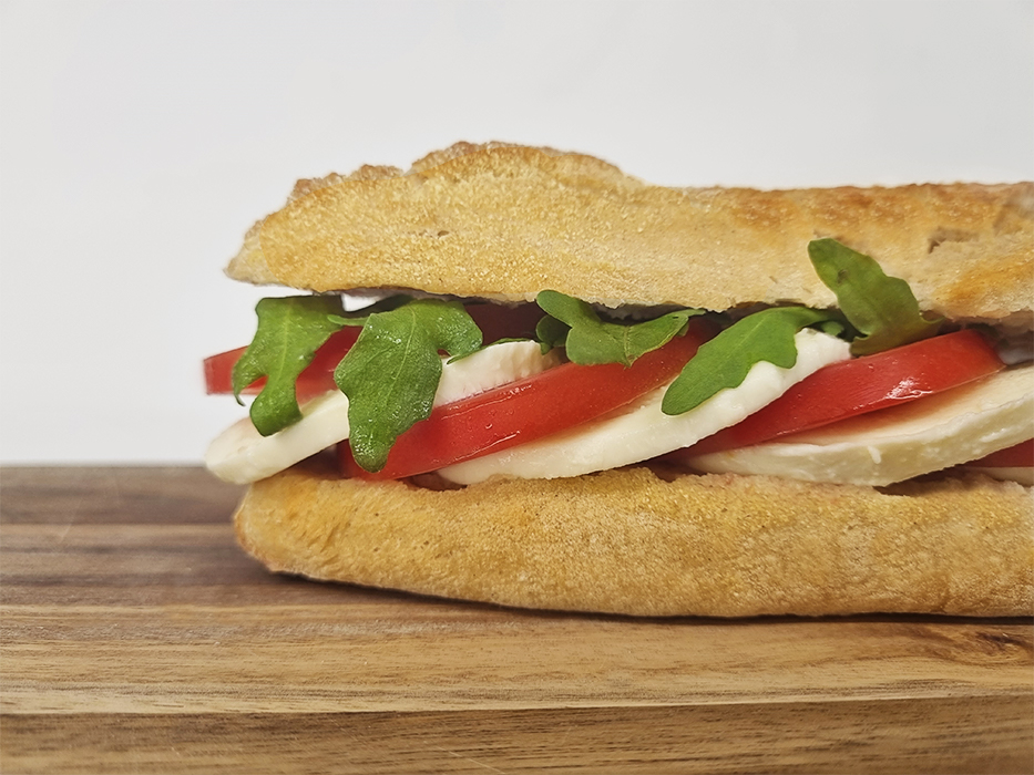 Baguette Club Sandwich Tomato &amp; Mozzarella – Foozo